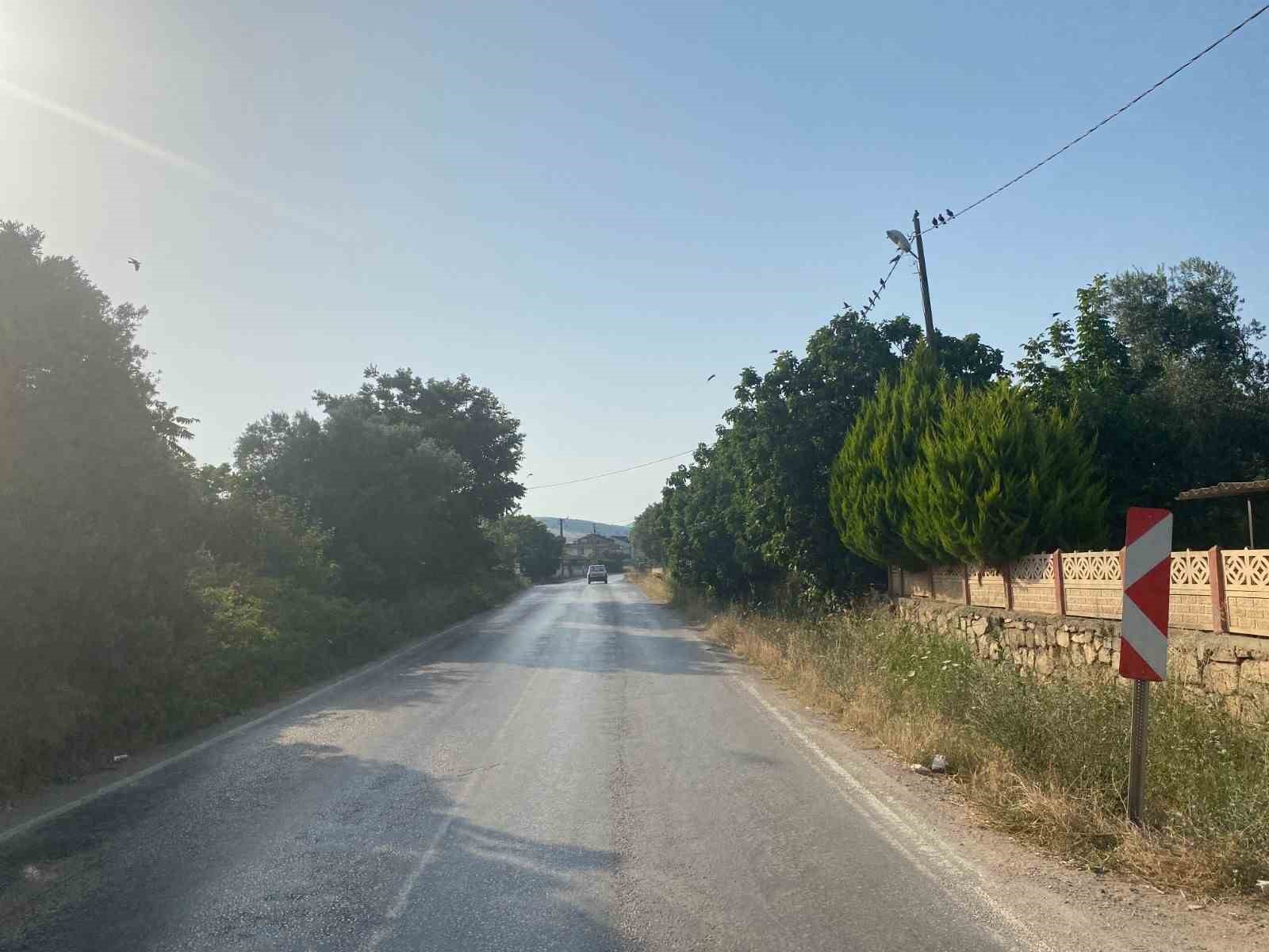 Çizgisiz Erdek-Ocaklar karayolu tehlike saçıyor ÇİZGİSİZ ERDEK-OCAKLAR KARAYOLU TEHLİKE SAÇIYOR