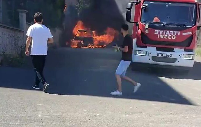 ÇORLU'DA OTOMOBİL CAYIR CAYIR YANDI