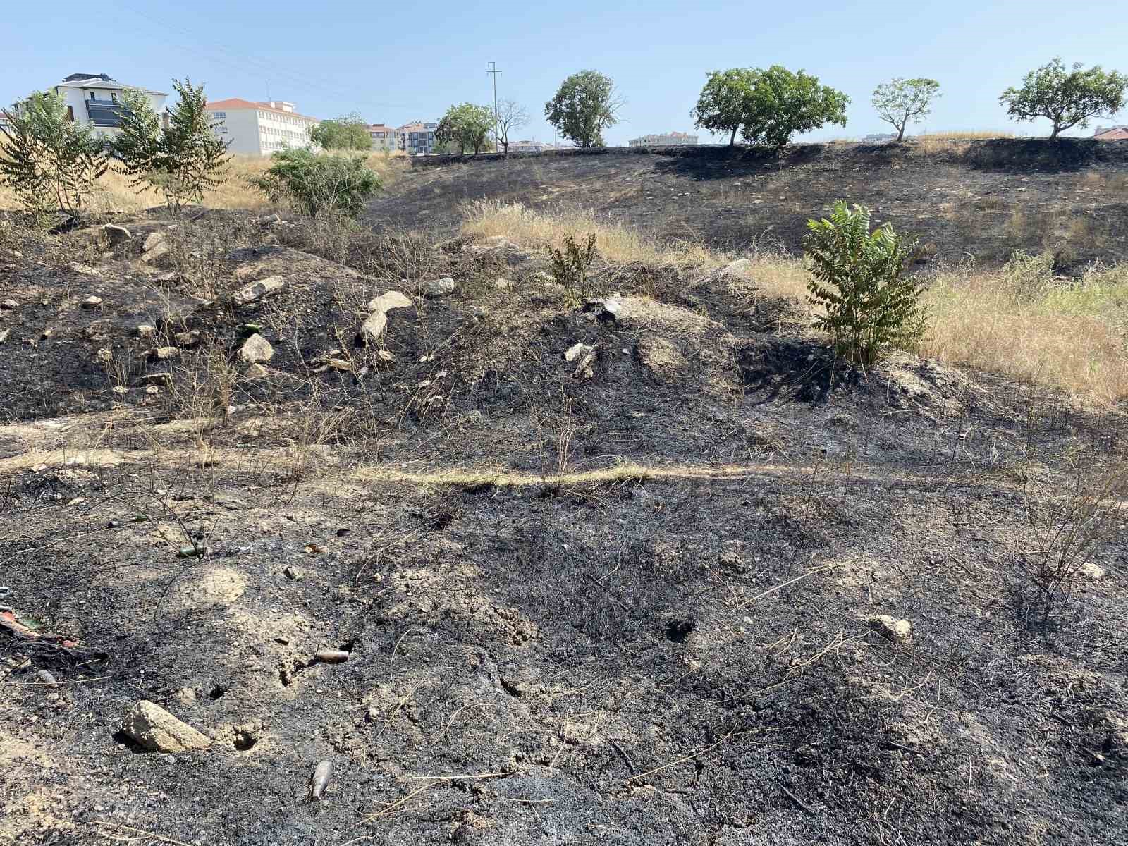 TEKİRDAĞ ÇORLU’DA MAHALLE ARASINDA OTLUK ALANDA ÇIKAN YANGIN DRON KAMERASI