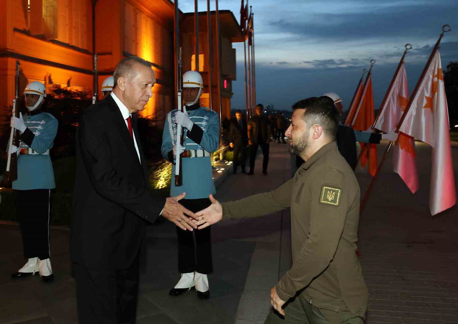 CUMHURBAŞKANI ERDOĞAN İLE UKRAYNA DEVLET BAŞKANI ZELENSKİ’NİN GÖRÜŞMESİ VAHDETTİN KÖŞKÜ’NDE