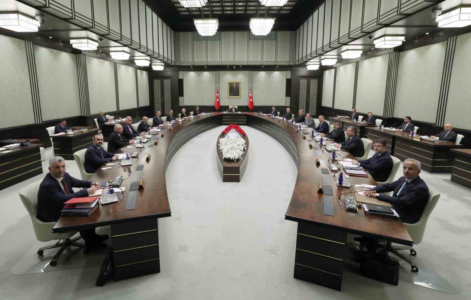 Cumhurbaşkanlığı Kabinesi, Cumhurbaşkanı Recep Tayyip Erdoğan başkanlığında toplandı. Toplantı saat 15.20’de başladı. CUMHURBAŞKANLIĞI KABİNESİ, CUMHURBAŞKANI RECEP TAYYİP ERDOĞAN BAŞKANLIĞINDA TOPLANDI. TOPLANTI