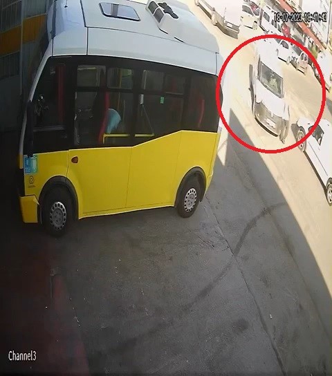 BURSA’DA YOLUN KARŞISINA GEÇMEK İSTEYEN VATANDAŞI FARK ETMEYEN DALGIN SÜRÜCÜ