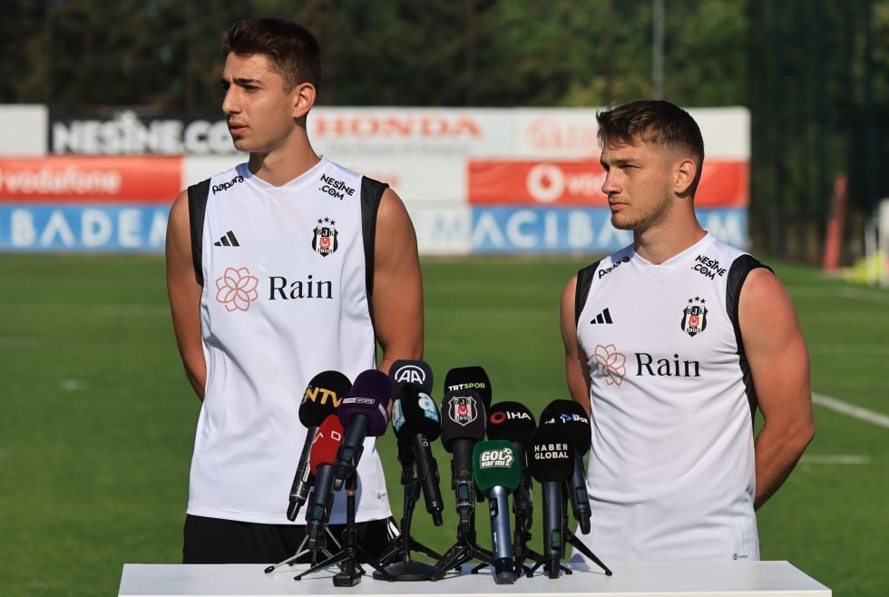 BEŞİKTAŞ'IN 18 YAŞINDAKİ ORTA SAHA OYUNCUSU DEMİR EGE TIKNAZ, SİYAH-BEYAZLI