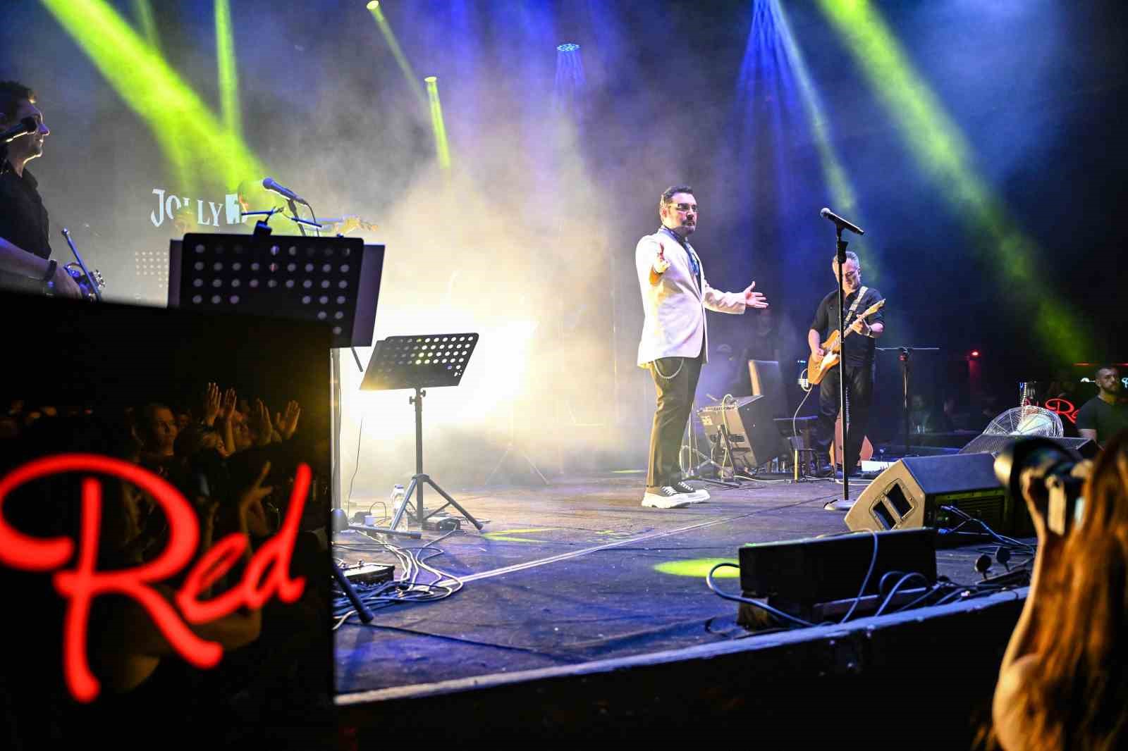 VODAFONE RED VE JOLLY JOKER İŞBİRLİĞİYLE DÜZENLENEN ‘DOLU DOLU YAZ