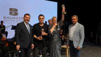 4.Aromaterapi Festivali için Balıkesir’e gelen Sanatçı Muazzez Ersoy, Körfez’in plajlarına