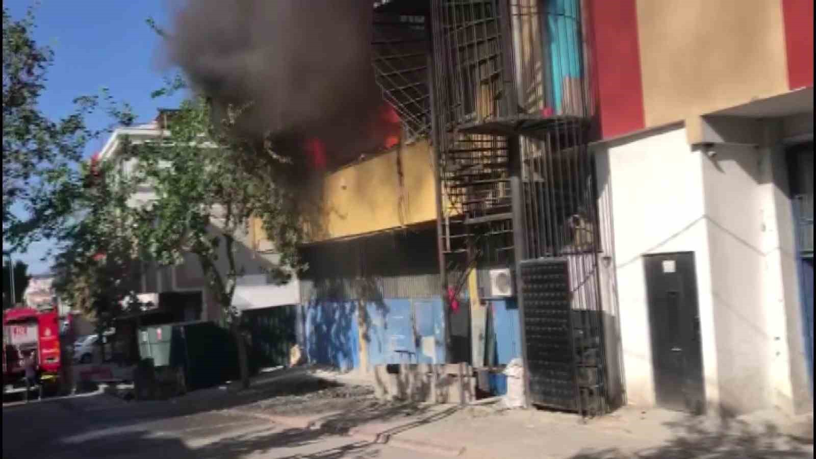 DUDULLU'DA 4 KATLI İŞ YERİ ALEV ALEV YANDI