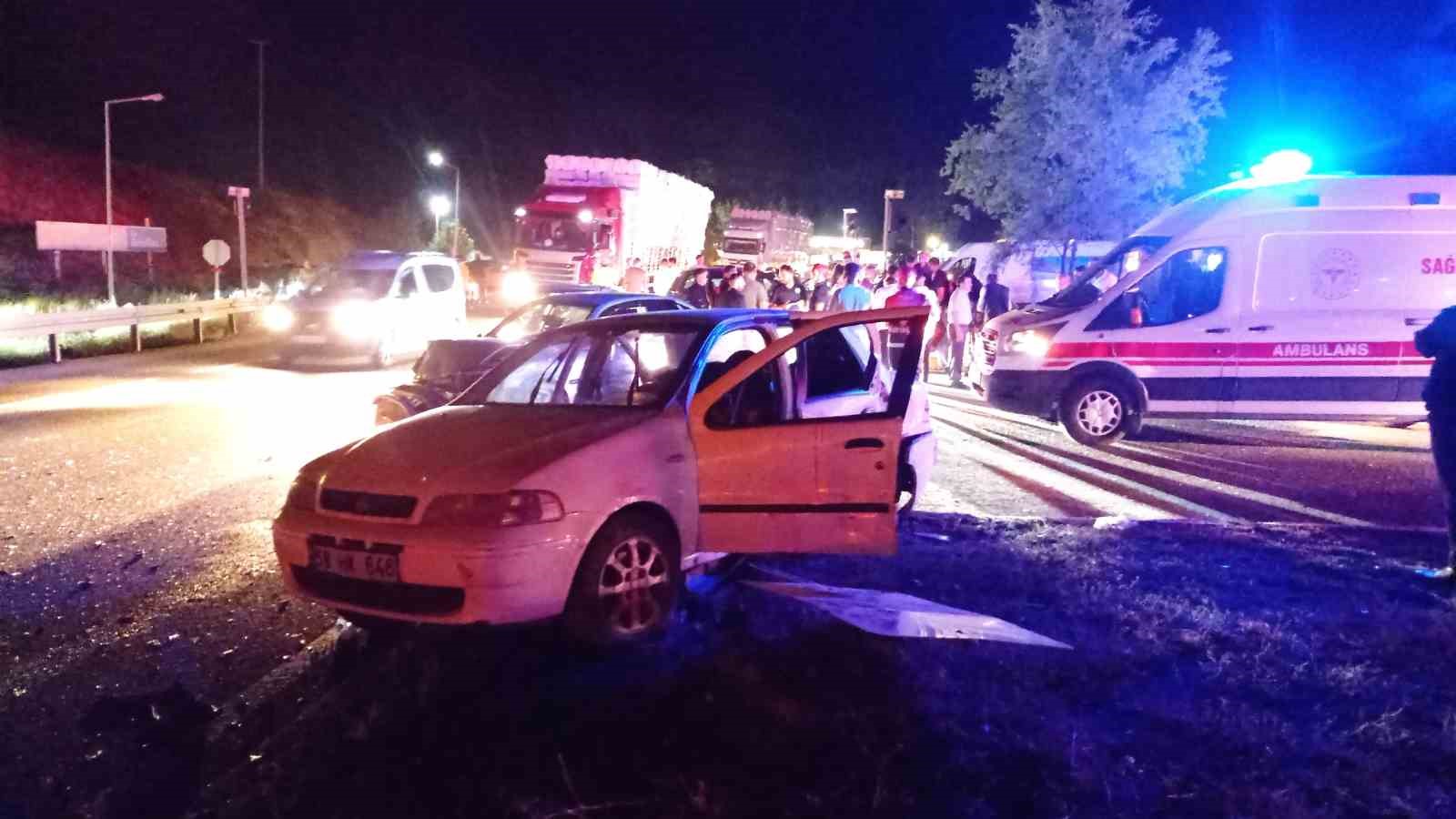 Düğün dönüşü kaza: 1’i ağır 9 yaralı SİVAS’TA İKİ OTOMOBİLİN ÇARPIŞMASI SONUCU MEYDANA GELEN TRAFİK KAZASINDA 1’İ