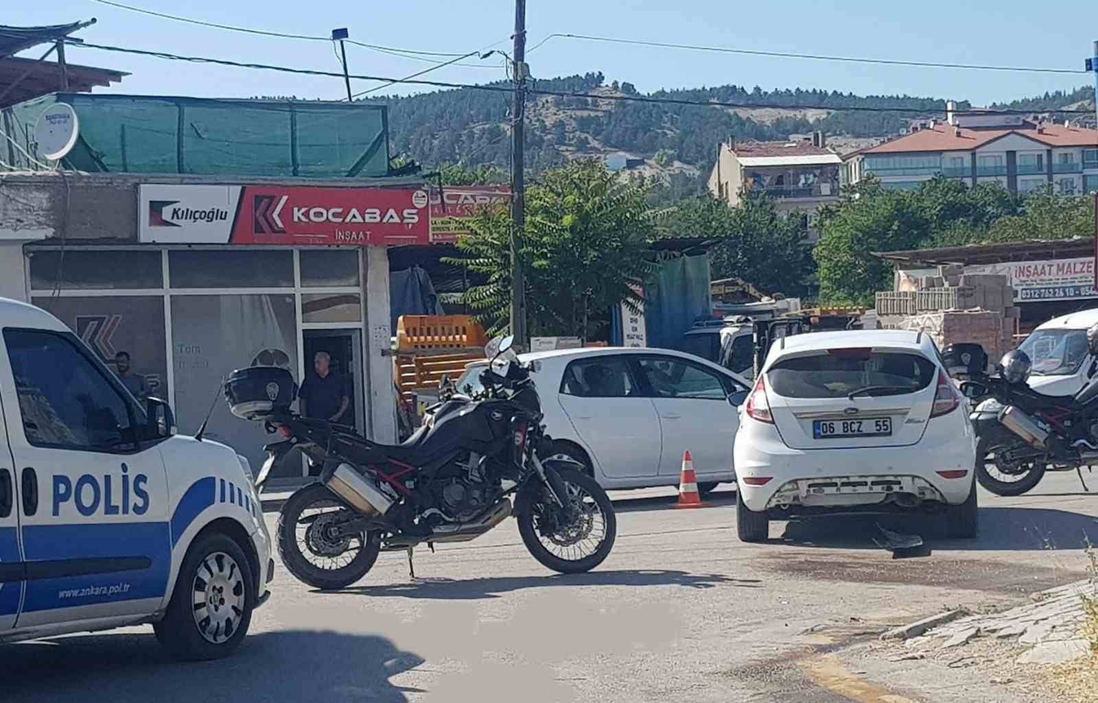 BAŞKENTTE POLİSİN DUR İHTARINA UYMAYAN EHLİYETSİZ SÜRÜCÜ, MOTOSİKLETLİ POLİSE EKİBİNE
