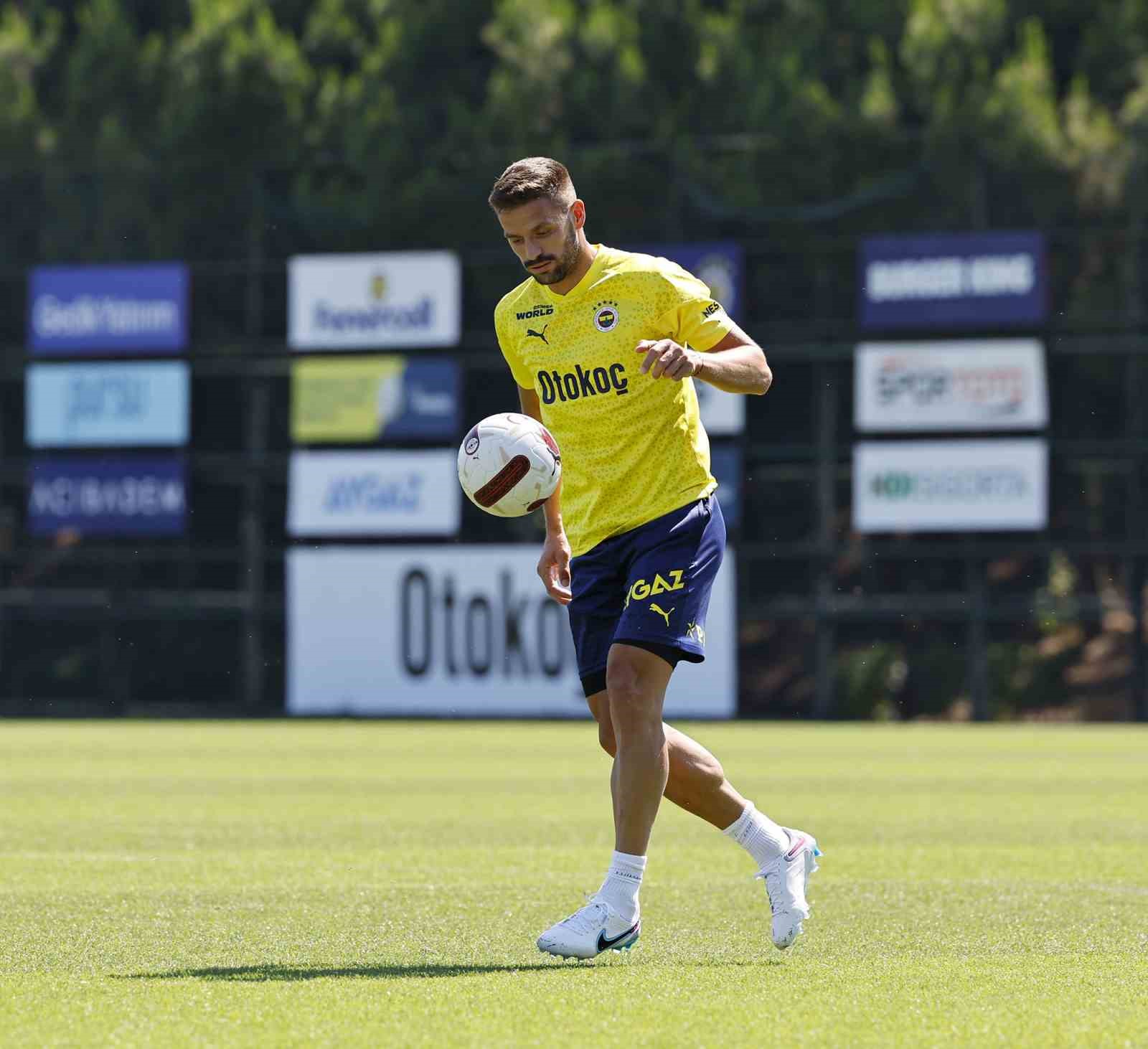 FENERBAHÇE YENİ SEZON HAZIRLIKLARINI SABAH SAATLERİNDE CAN BARTU TESİSLERİ'NDE YAPTIĞI