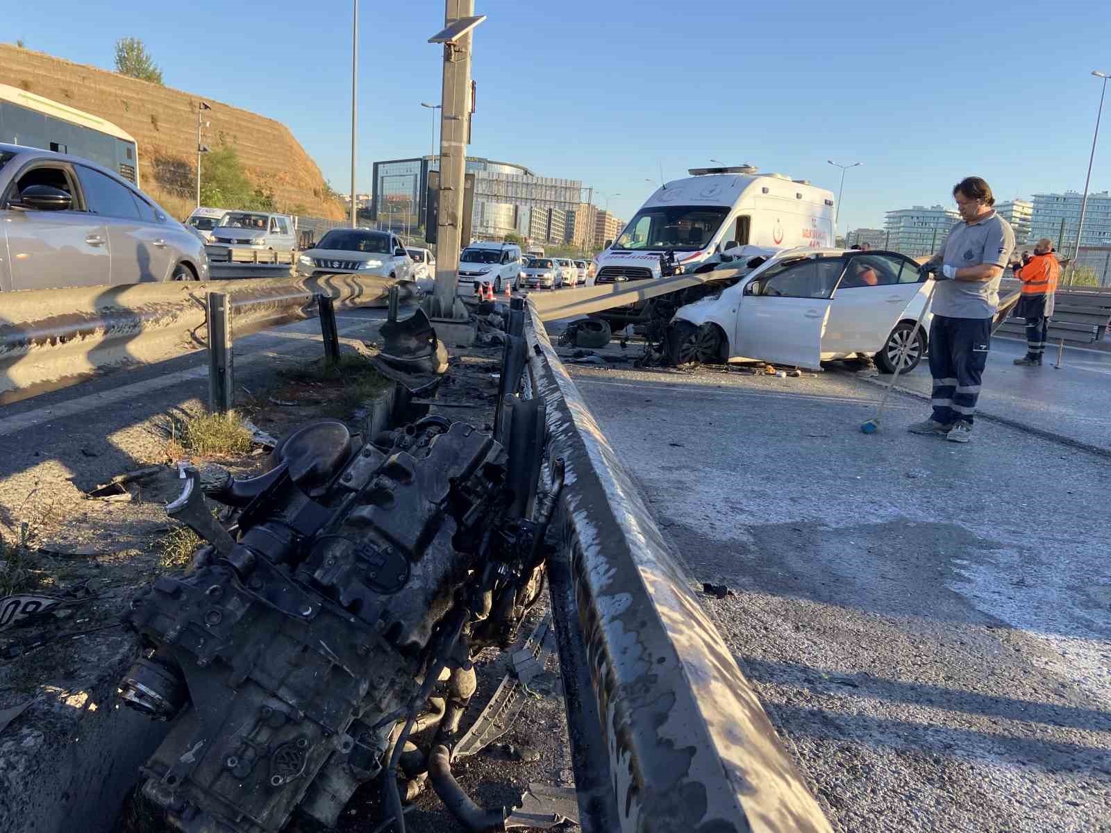 BAKIRKÖY E-5 KARAYOLU’NDA FECİ KAZA: OTOMOBİL BARİYERE OK GİBİ SAPLANDI,