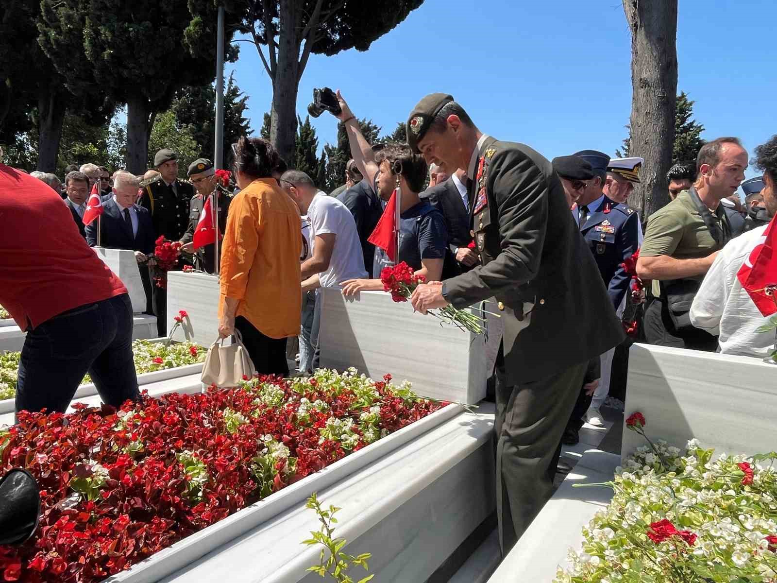 EDİRNEKAPI'DA BULUNAN 15 TEMMUZ ŞEHİTLİĞİ'NDE ANMA TÖRENİ DÜZENLENDİ.