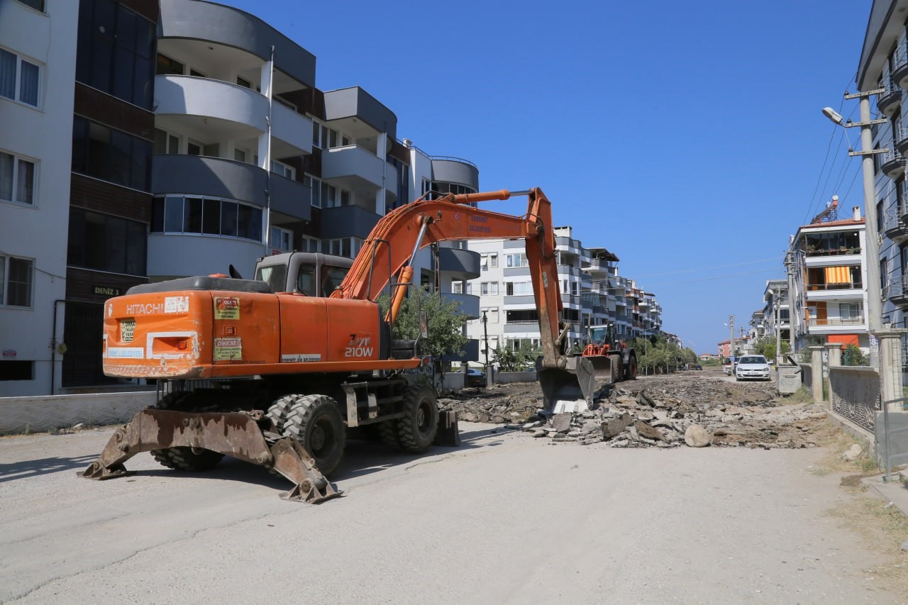 BALIKESİR’İN EDREMİT BELEDİYESİ FEN İŞLERİ MÜDÜRLÜĞÜ EKİPLERİNCE DEVAM EDEN YOL