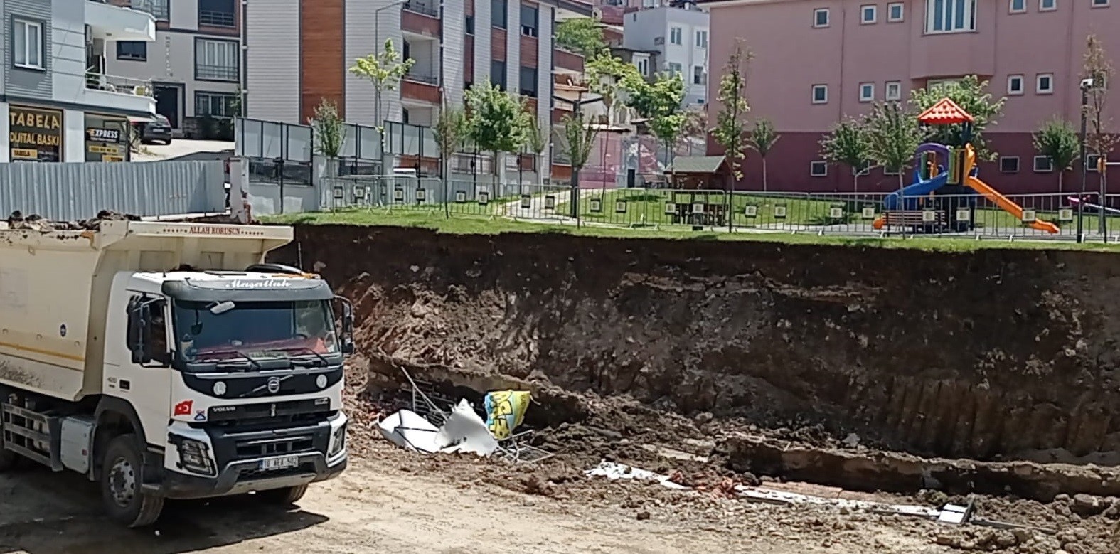 BİR BİNANIN TEMEL KAZISI SONRASI BİTİŞİKTE BULUNAN ANAOKULUNUN BAHÇE DUVARI