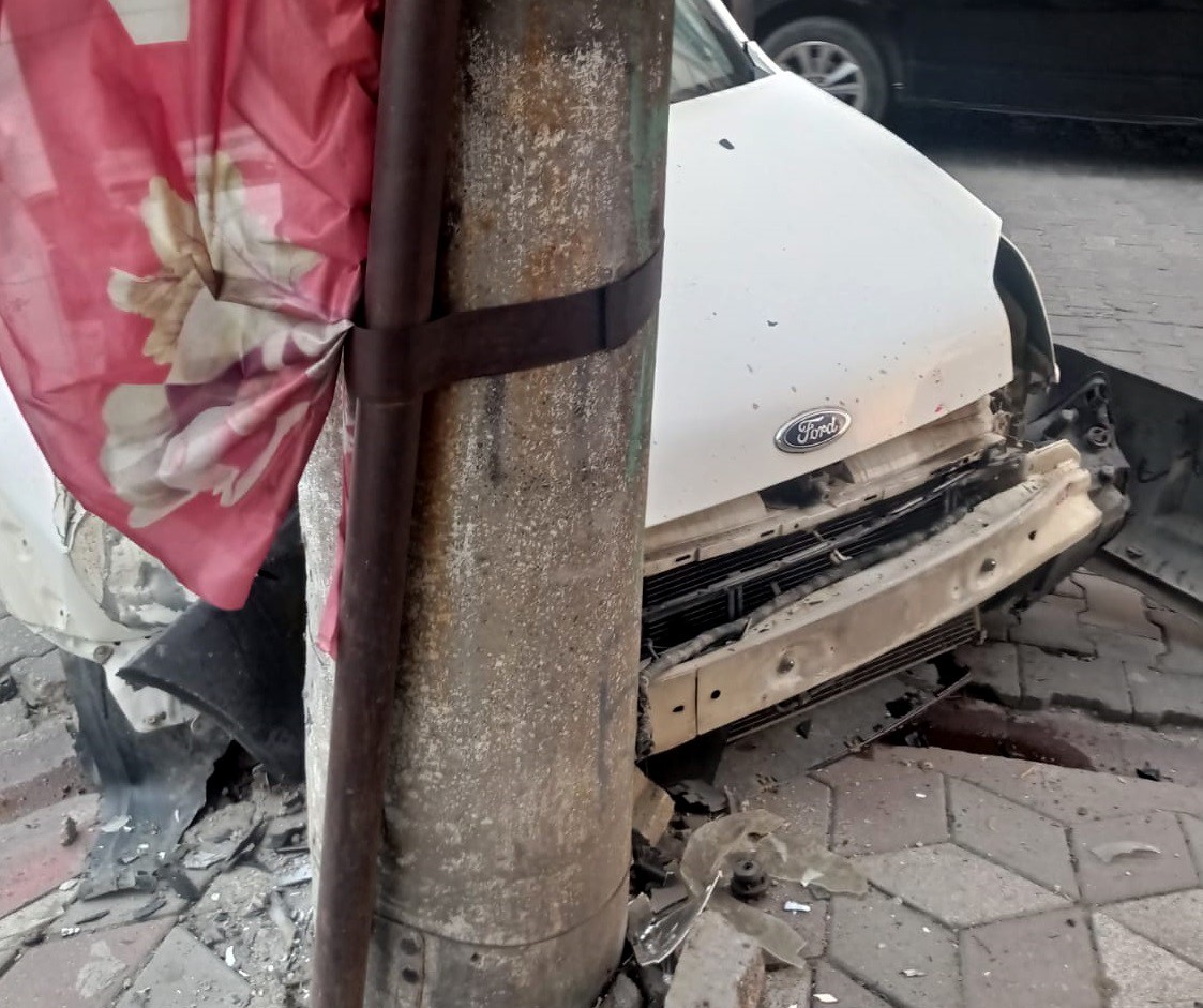 BALIKESİR’İN EDREMİT İLÇESİNDE TİCARİ ARAÇ, ÖNCE MOTOSİKLETE ARDINDAN İSE ELEKTRİK