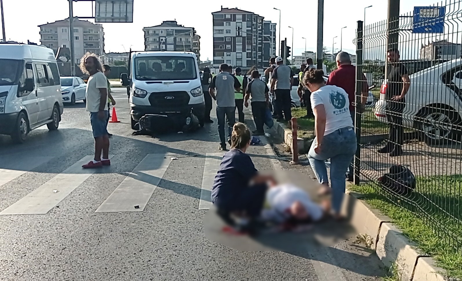 EDREMİT İLÇESİNDE IŞIK İHLALİ YAPAN MOTOSİKLET SÜRÜCÜNE KAMYONET ÇARPTI. KAMYONETE