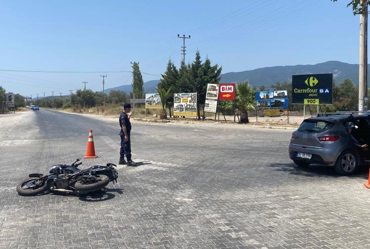 EDREMİT İLÇESİNDE MOTOSİKLETİN, OTOMOBİLE ÇARPTIĞI KAZADA, MOTOSİKLETTE BULUNAN İKİ KİŞİ