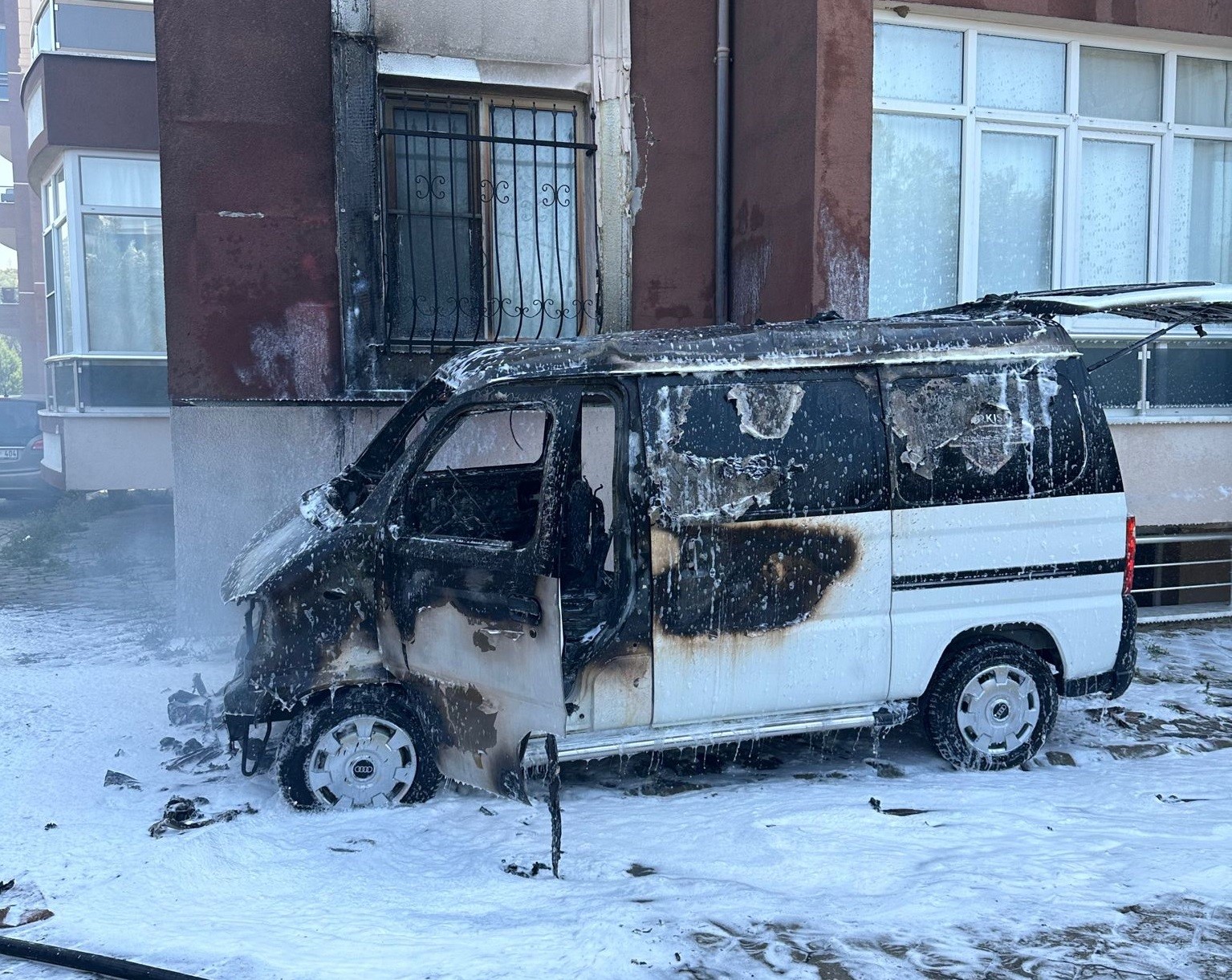 PARK HALİNDE BULUNAN MİNİBÜSTE ÇIKAN YANGIN, İTFAİYE EKİPLERİ TARAFINDAN SÖNDÜRÜLDÜ.