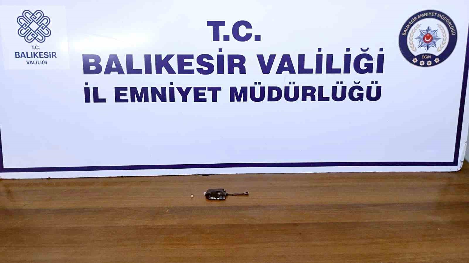 EDREMİT İLÇESİNDE EHLİYET SINAVINA KOPYA DÜZENEĞİ İLE GİREN BİR KİŞİ