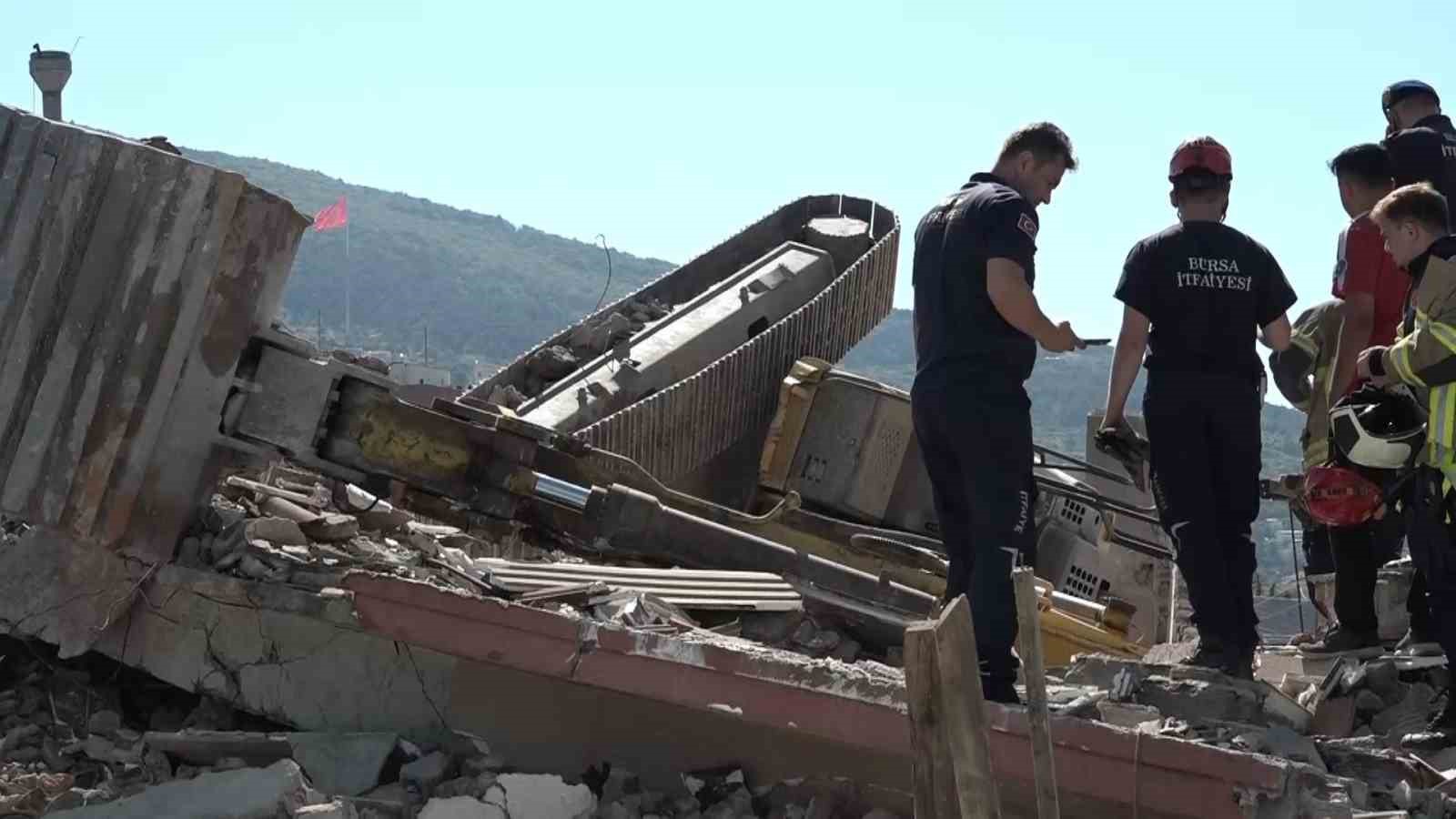 BURSA’DA KENTSEL DÖNÜŞÜM ALANINDA ÇALIŞAN HASAN DAL HÂKİMİYETİNDEKİ EKSKAVATÖR, MOLOZLAR