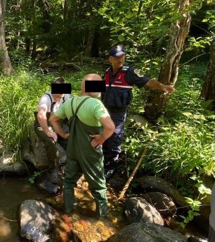 Elektrik vererek balık avlayanlar suçüstü yakalandı ŞAHISLARIN ÜZERİNDE VE ALANDA YAPILAN ARAMADA, 1 ADET AKÜ, 1