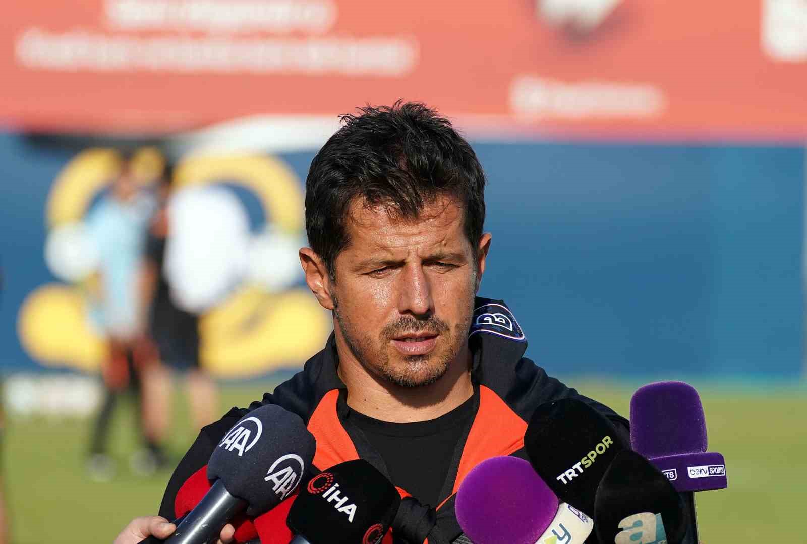 İSTANBUL BAŞAKŞEHİR TEKNİK DİREKTÖRÜ EMRE BELÖZOĞLU, BELİRLİ BÖLGELERE 4 FUTBOLCU
