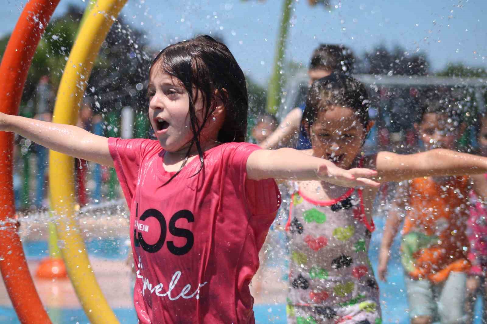 SUKAYPARK BÜNYESİNDEKİ 'SU OYUNLARI PARKI'NDA ÇOCUKLAR HEM EĞLENDİ HEM DE