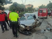ERDEK' TE ARAÇ ORTA REFÜJE ÇARPARAK TERS DÖNDÜ: 1 KİŞİ