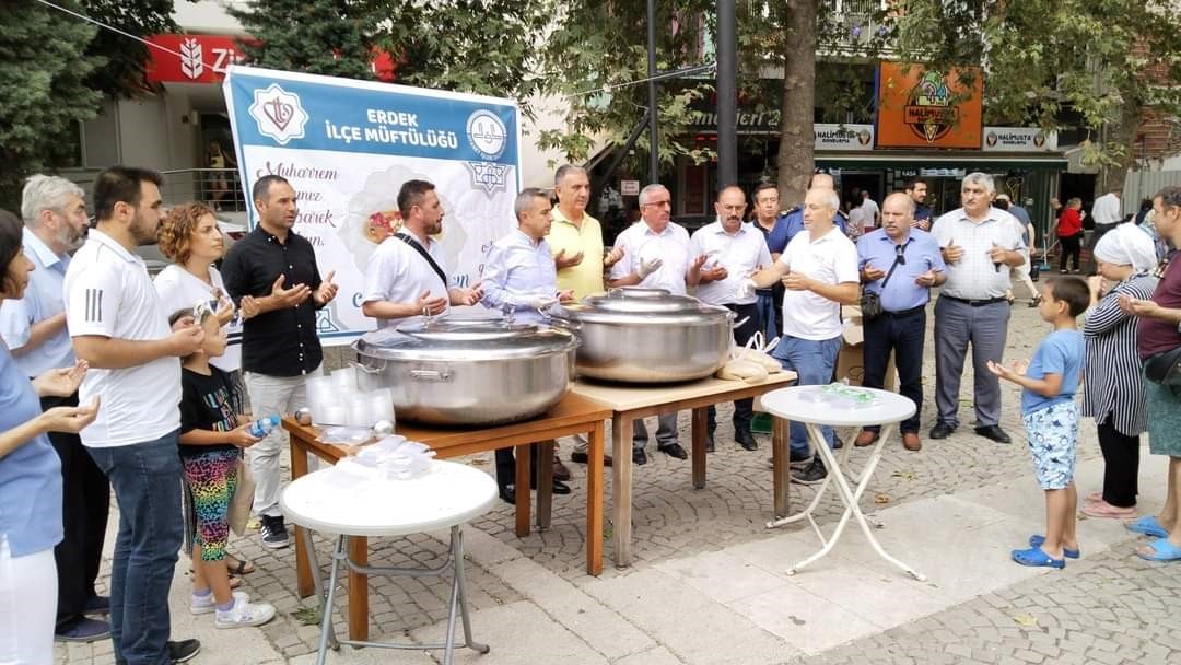 ERDEK'TE AŞURE İKRAMI YAPILDI
