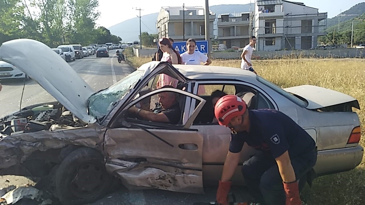 ERDEK'TE TRAFİK KAZASINDA 6 KİŞİ YARALANDI