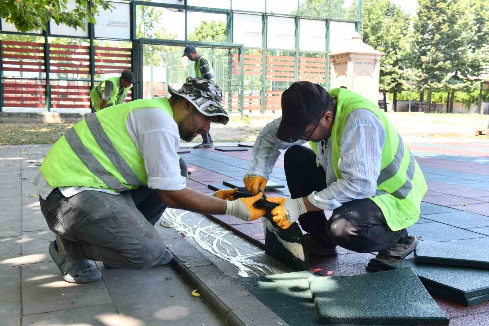 ESENYURT BELEDİYESİ, İLÇE GENELİNDEKİ PARKLARDA YENİLEME ÇALIŞMALARINA HIZ KESMEDEN DEVAM