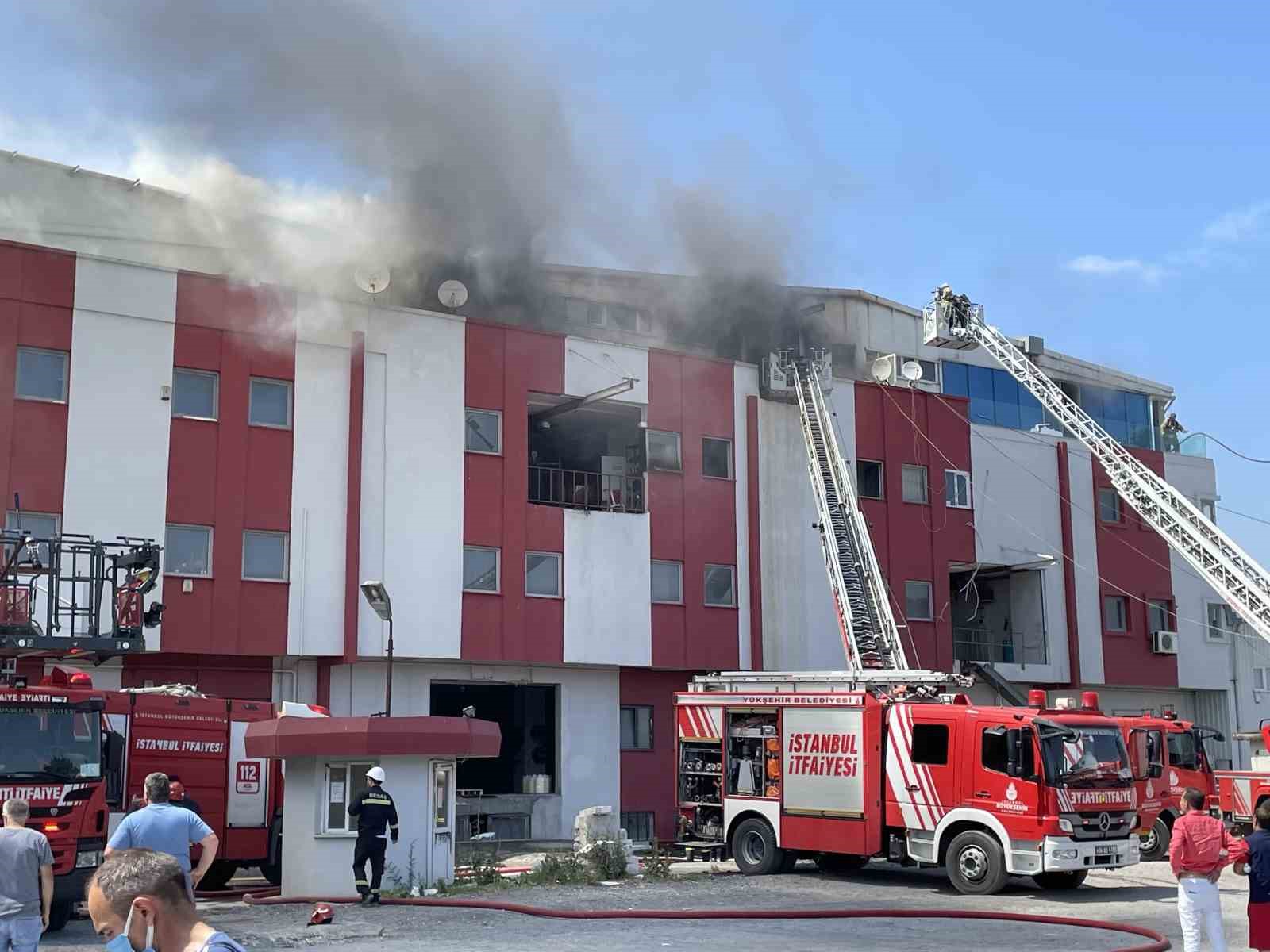 ESENYURT’TA ASKI FABRİKASININ ÇATI KATINDA KİMYASALLAR YÜZÜNDEN YANGIN ÇIKTI. ALEVLER
