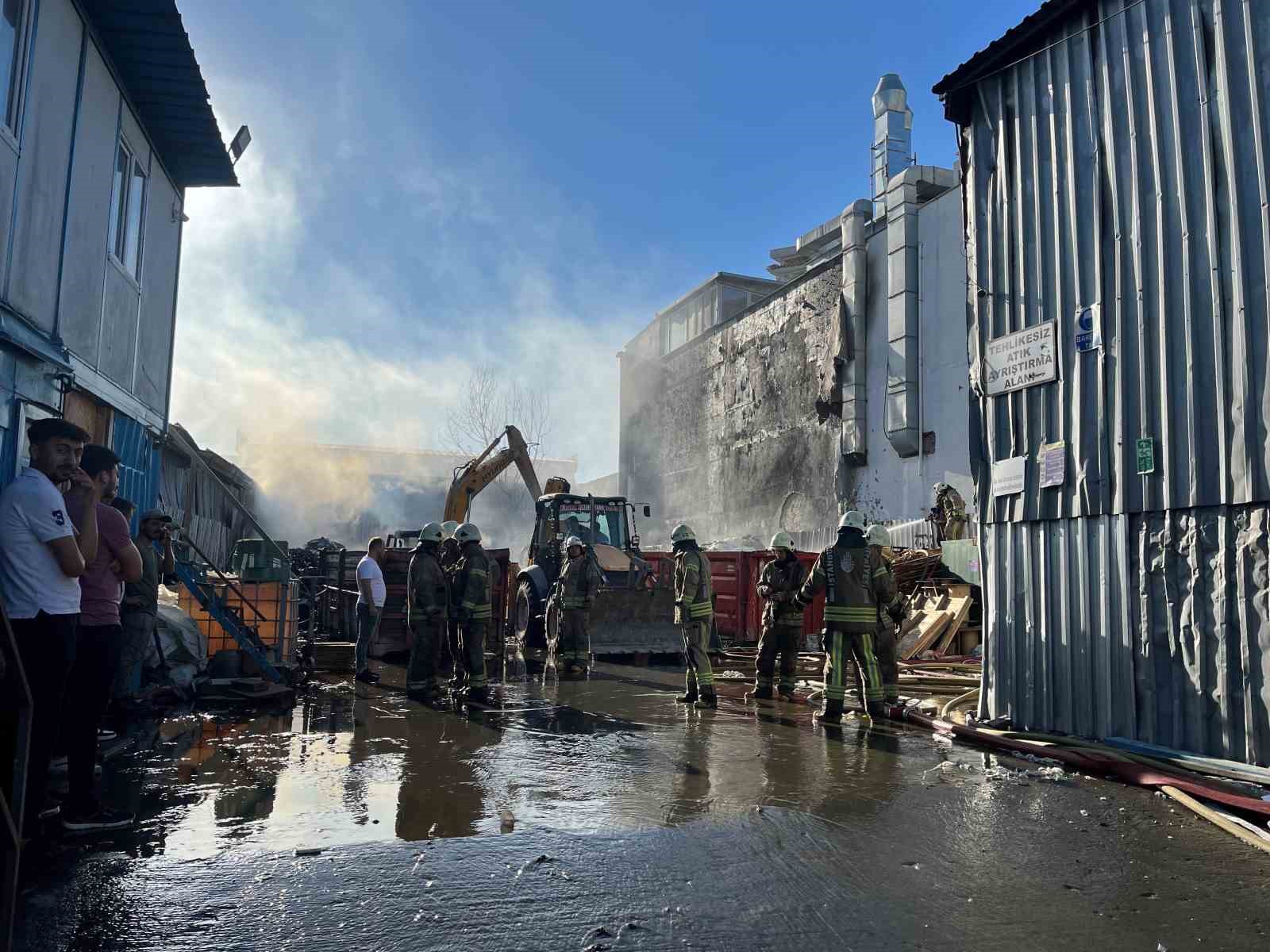 İSTANBUL'UN ESENYURT İLÇESİNDE GERİ DÖNÜŞÜM DEPOSUNDA ÇIKAN YANGIN İTFAİYE EKİPLERİ