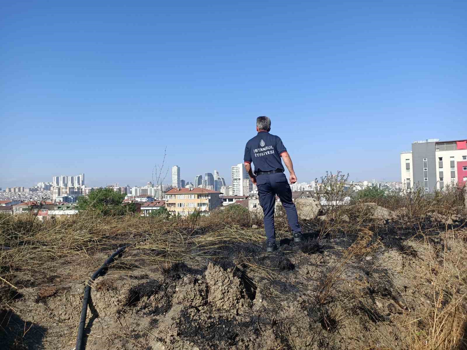 İSTANBUL'UN ESENYURT İLÇESİNDE YOL KENARINDAKİ ARAZİDE KURU OTLAR ALEV ALEV
