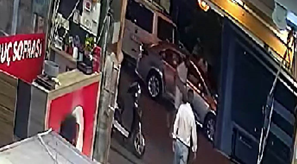 ESENYURT'TA SEYİR HALİNDEKİ BİR SÜRÜCÜ, CADDEDE YOL KENARINDAKİ KADINA SÜRATLE