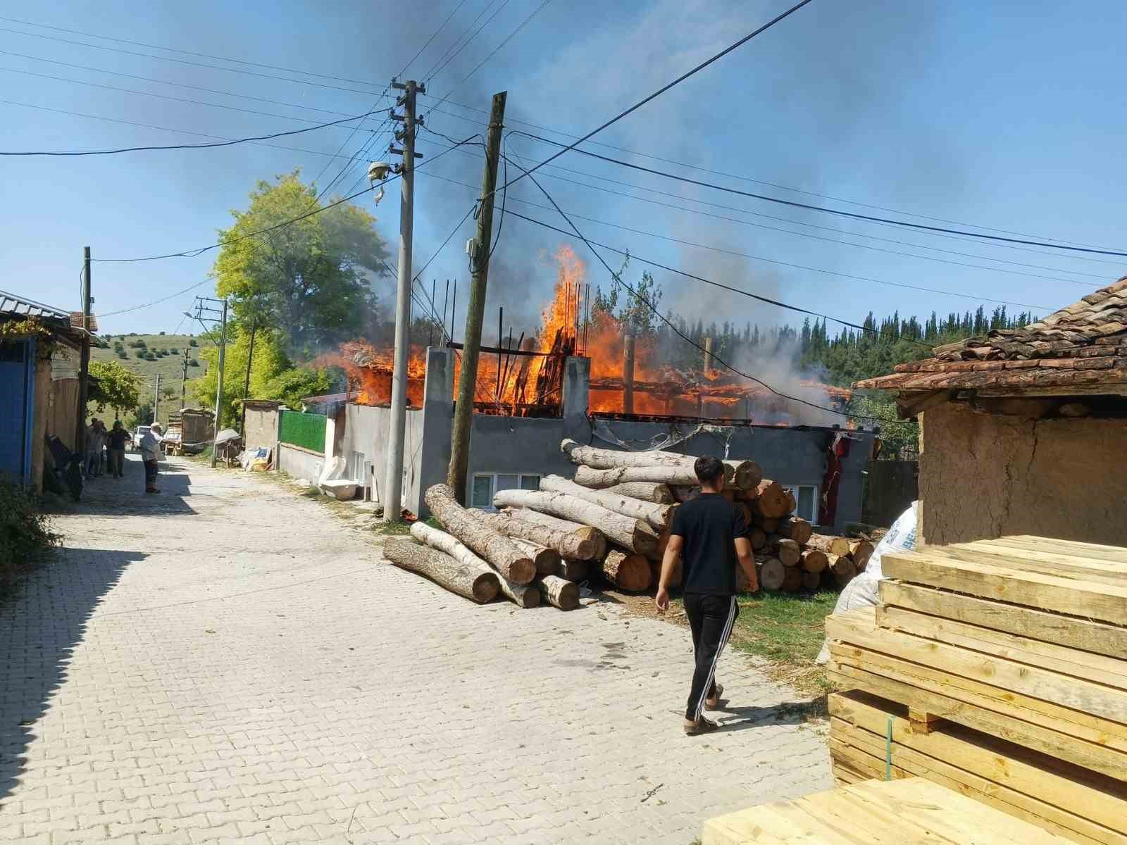 YENİŞEHİR KIRSAL MAHMUDİYE MAHALLESİNDE ELEKTRİK KONTAĞINDAN ÇIKTIĞI TAHMİN EDİLEN YANGINDA