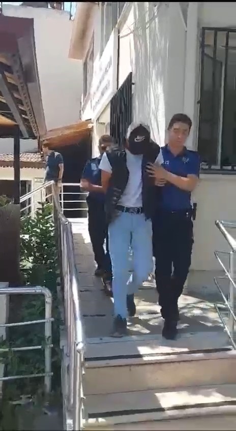 BURSA’NIN İZNİK İLÇESİ’NDE BİR EVE GİRMEYE ÇALIŞAN HIRSIZ SUÇÜSTÜ YAKALANDI.