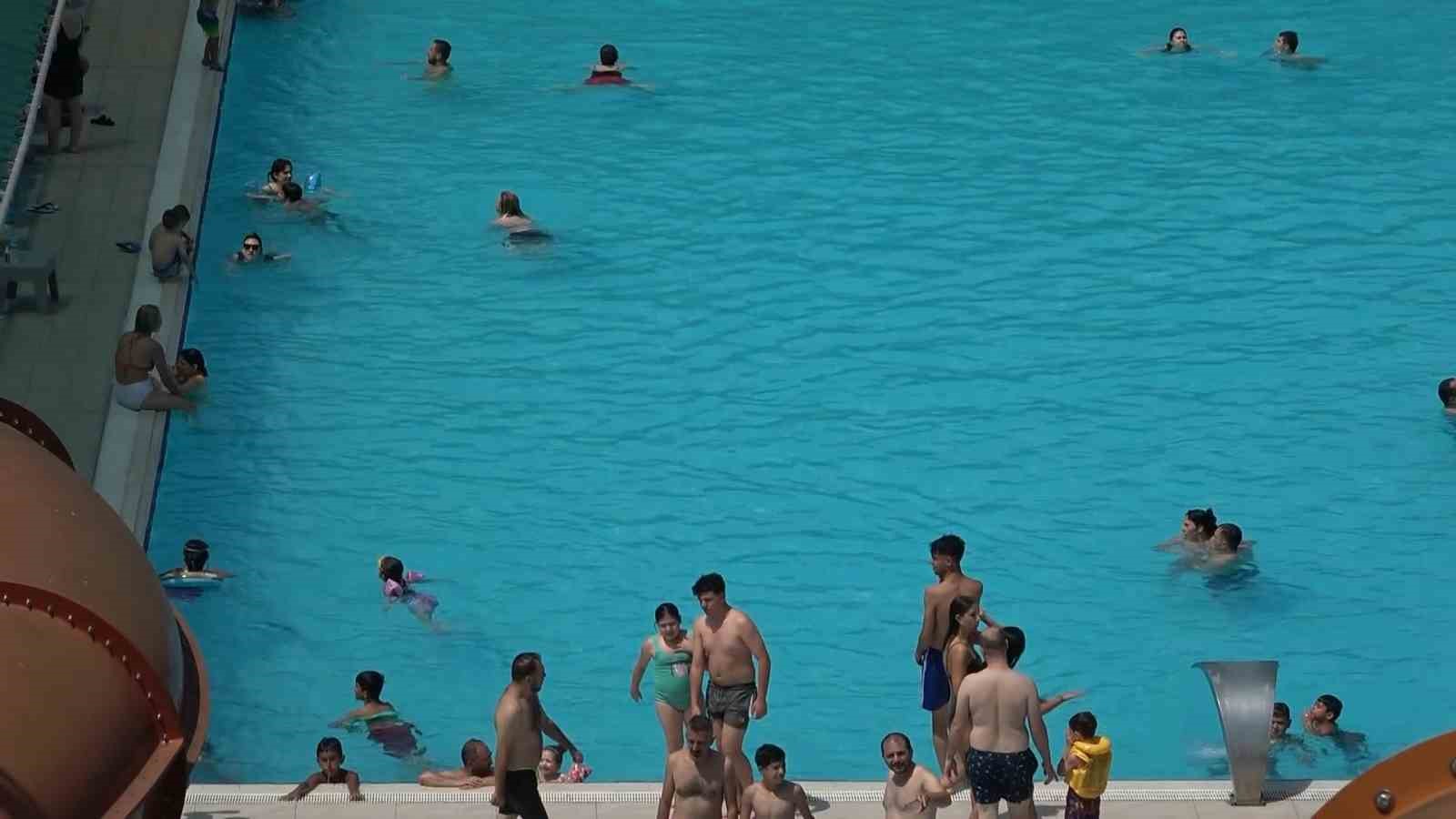 BURSA’DA TERMOMETRELERİN 42 DERECE OLARAK ÖLÇTÜĞÜ EN SICAK GÜNDE VATANDAŞLAR,