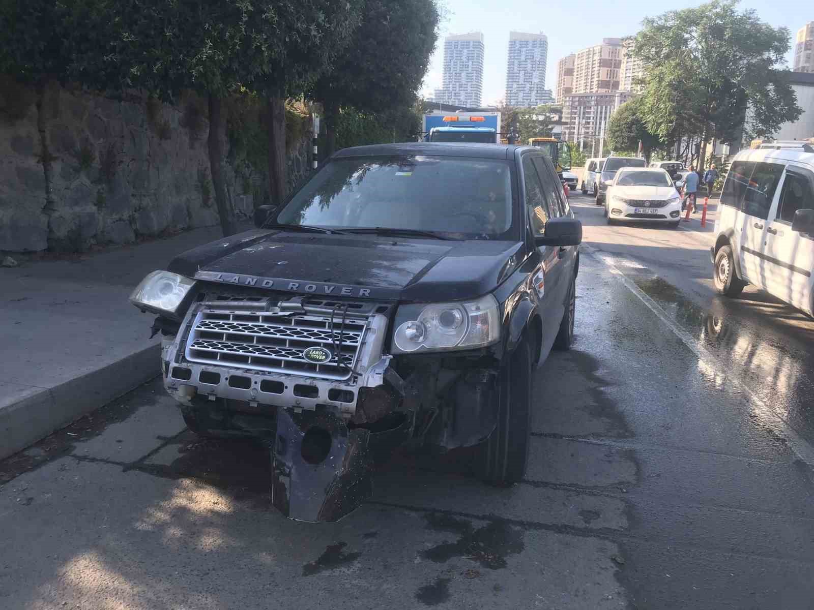 EYÜPSULTAN'DA SU BORUSU PATLADI, CADDE ADETA GÖLE DÖNDÜ