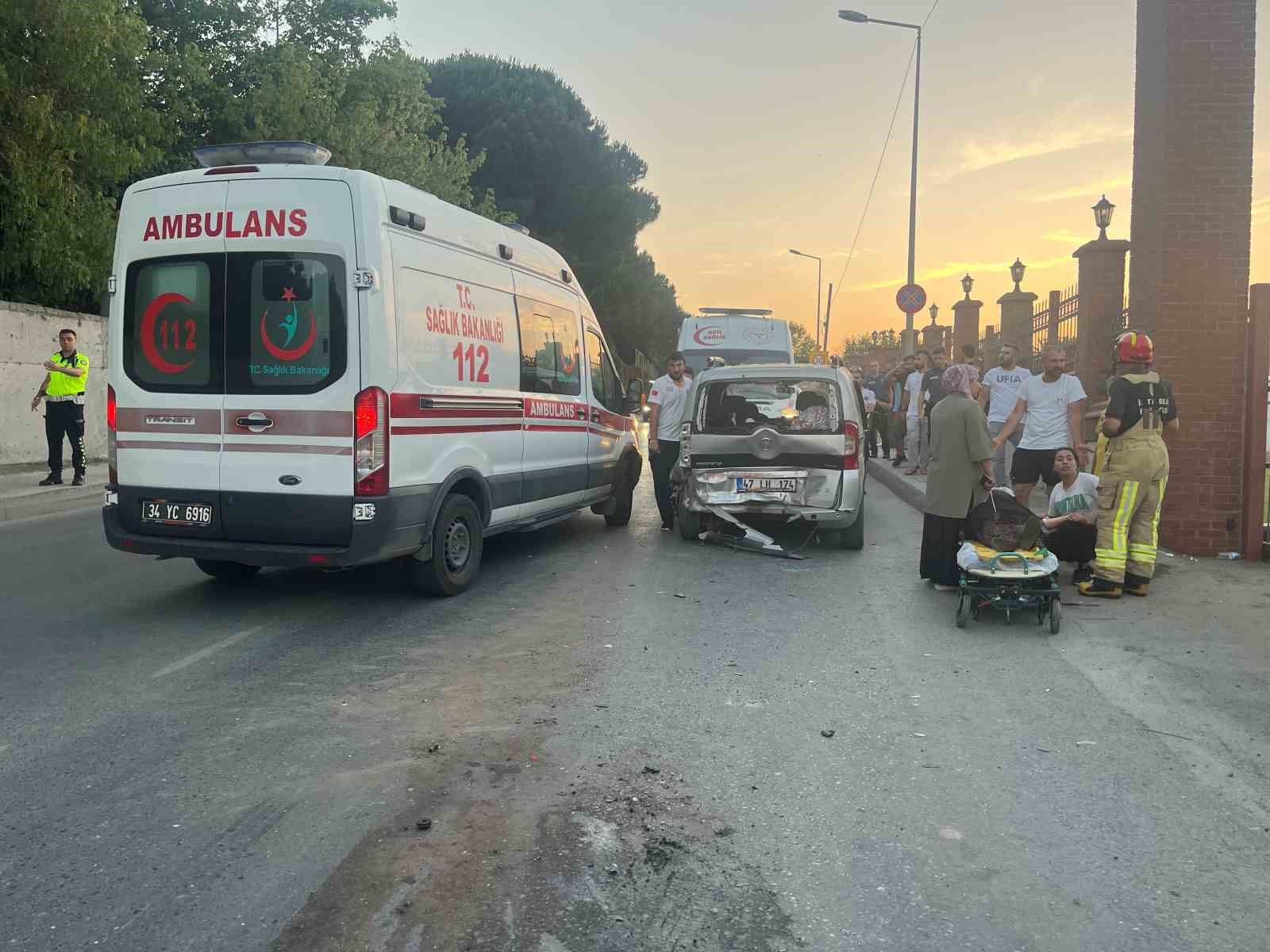 İSTANBUL'UN EYÜPSULTAN İLÇESİNDE MEYDANA GELEN TRAFİK KAZASINDA 3 KİŞİ YARALANDI.