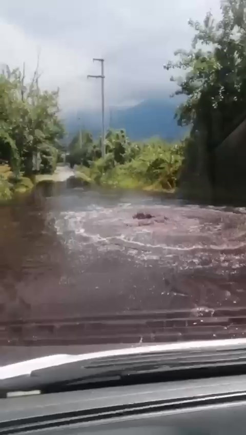 BURSA’DA VATANDAŞ KAMERASINA YANSIYAN GÖRÜNTÜLERDE RÖGAR KAPAĞININ PATLAMASI SONUCU KIZIL