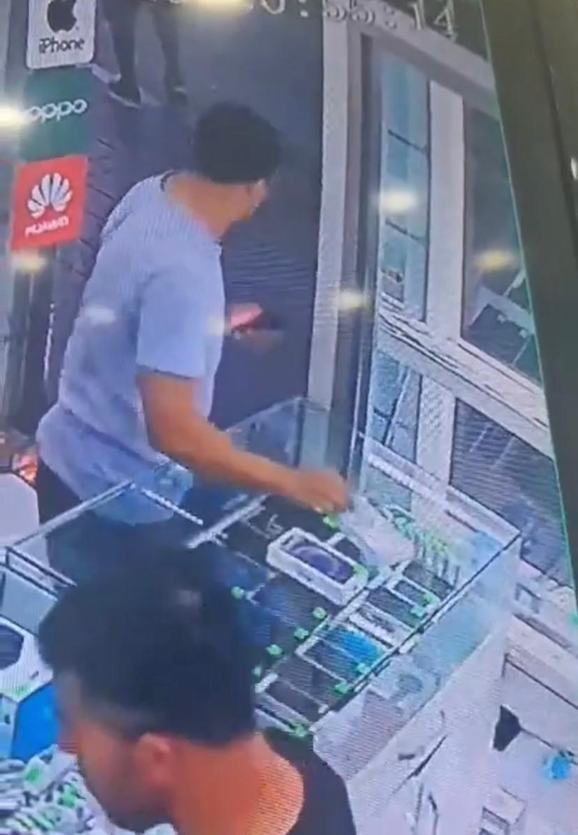 İSTANBUL FATİH’TE BİR DÜKKANDA CEP TELEFONU İNCELEYEN ŞÜPHELİ BİR ANDA