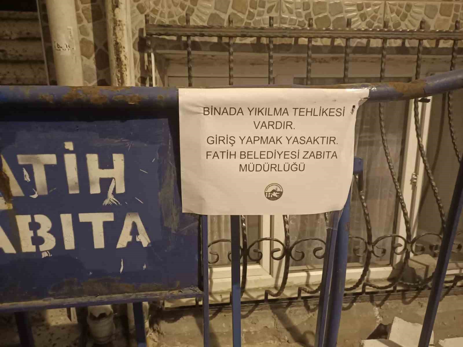 FATİH'TE İNŞAAT TEMELİ KAZILIRKEN HASAR GÖREN BİNA BOŞALTILDI