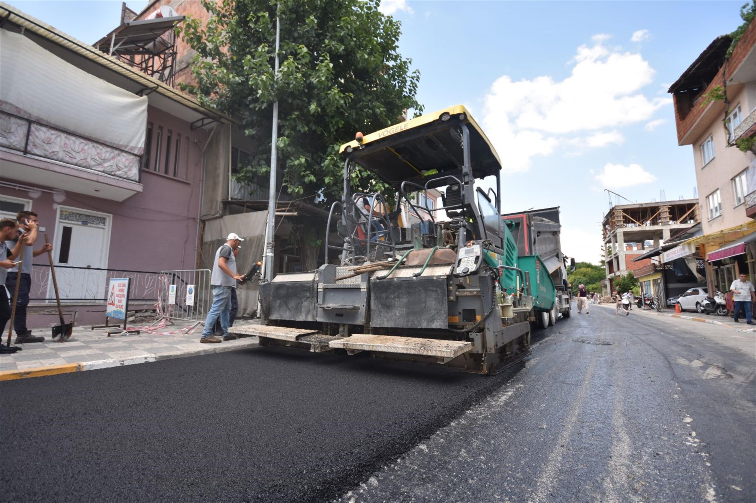 Büyükşehir Dursunbey’de hummalı çalışıyor Balıkesir Büyükşehir Belediyesi, Dursunbey İlçesi’nin caddelerine; yüksek konfor sağlayan, dış