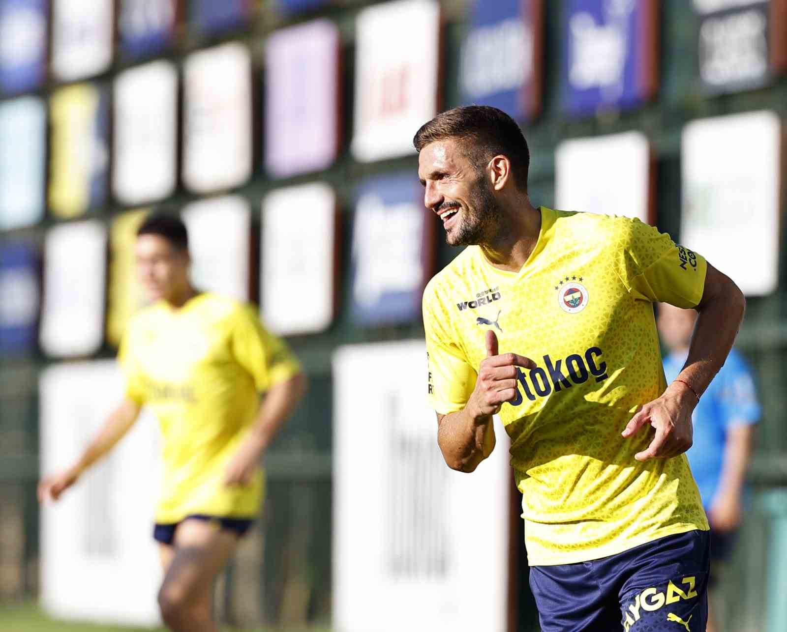 FENERBAHÇE, YENİ SEZON HAZIRLIKLARINI AKŞAM SAATLERİNDE YAPTIĞI GÜNÜN İKİNCİ ANTRENMANIYLA