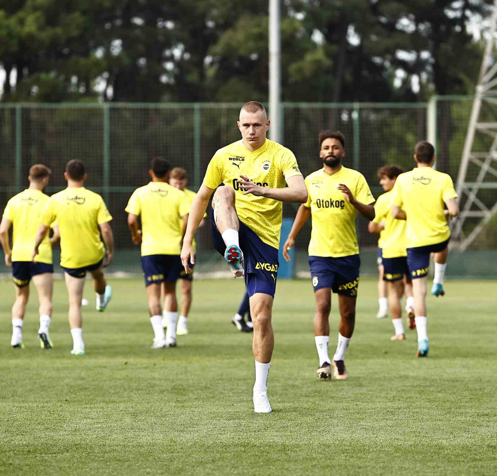 YENİ SEZON HAZIRLIKLARINI SÜRDÜREN FENERBAHÇE, GÜNÜN İKİNCİ ANTRENMANI YAPARAK RUSYA'DA