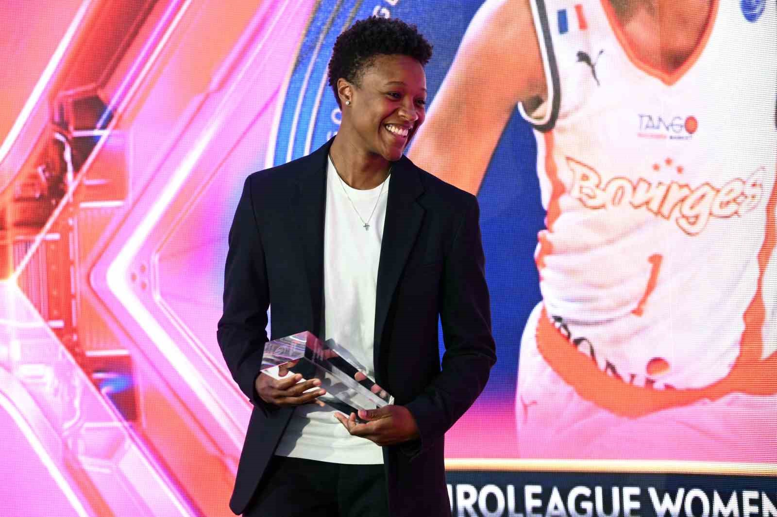 FENERBAHÇE KADIN BASKETBOL TAKIMI, AMERİKAN ASILLI SIRP OYUN KURUCU YVONNE