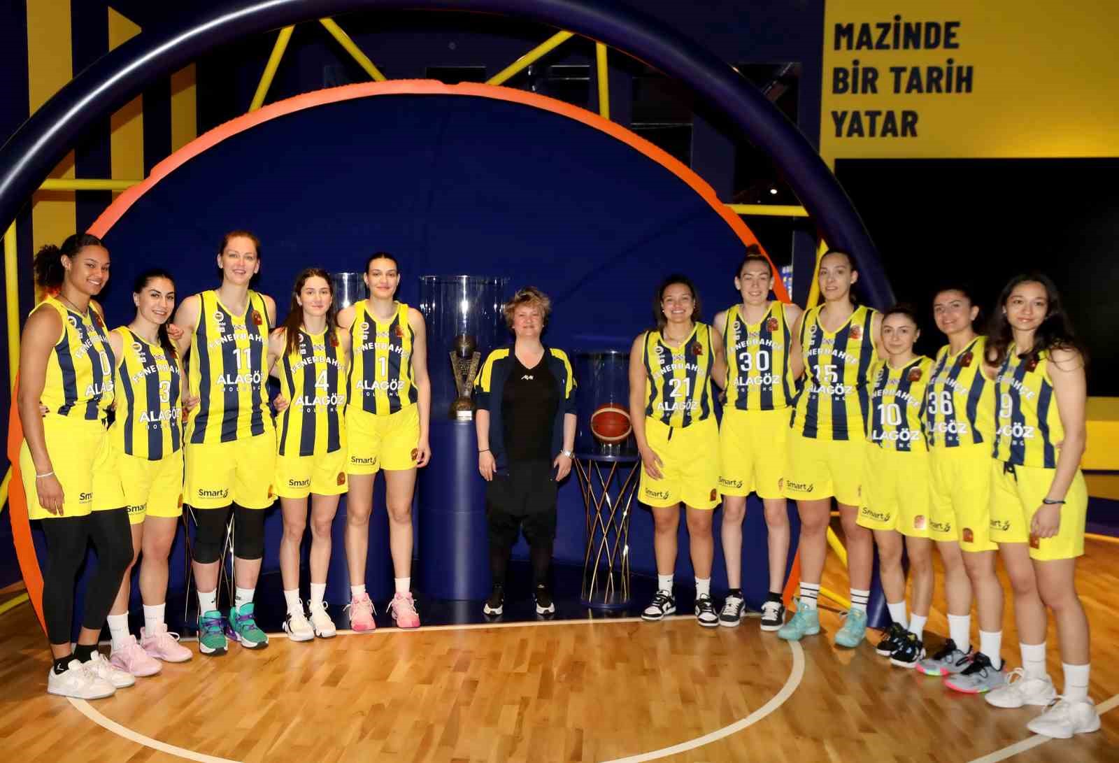 FENERBAHÇE KADIN BASKETBOL TAKIMI, MANOLYA KURTULMUŞ, GİZEM BAŞARAN TURAN, MİNA
