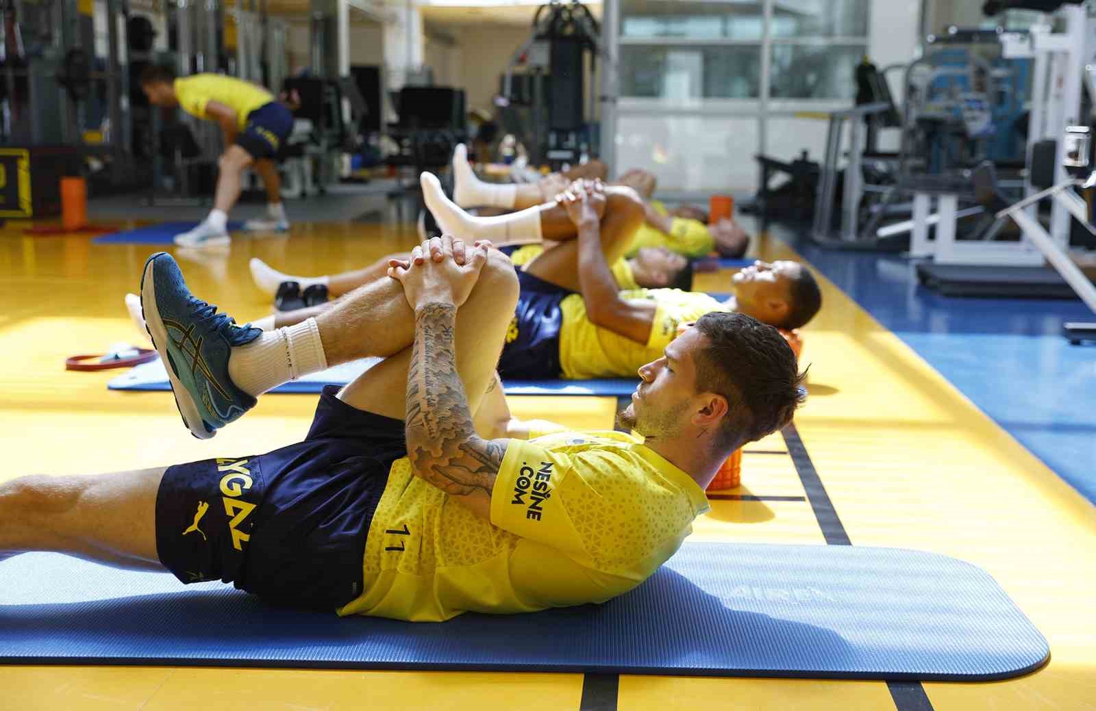 YENİ SEZON HAZIRLIKLARINI SÜRDÜREN FENERBAHÇE, SALONDA ÇALIŞMA YAPTI.