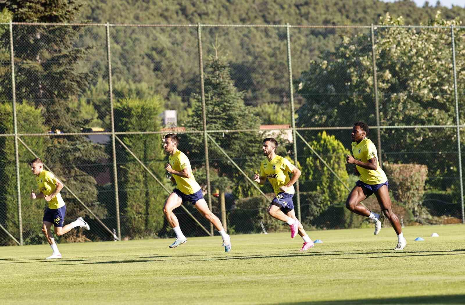 FENERBAHÇE, YENİ SEZON HAZIRLIKLARINI SABAH SAATLERİNDE YAPTIĞI ANTRENMANLA SÜRDÜRDÜ.