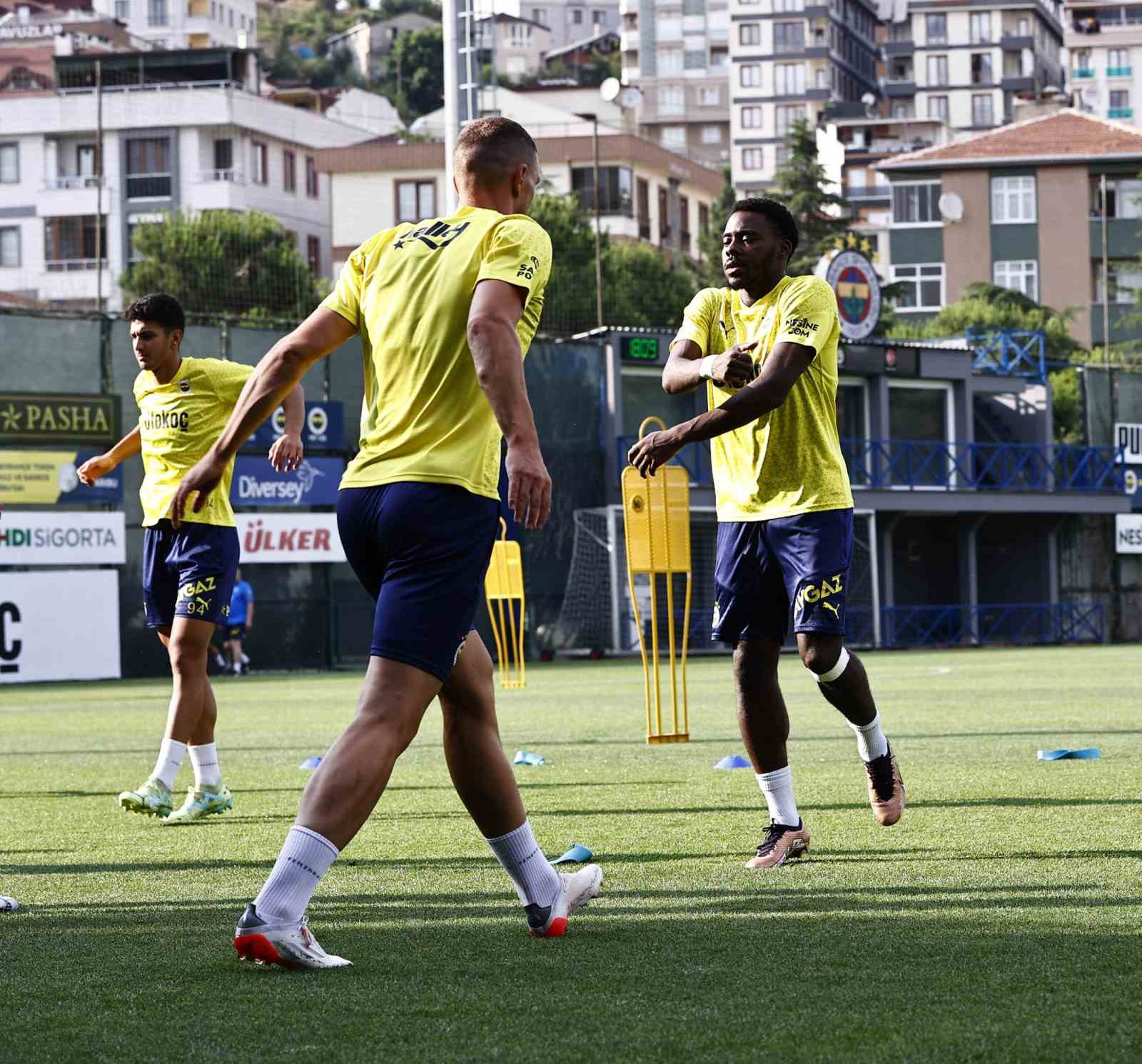 FENERBAHÇE, YENİ SEZON HAZIRLIKLARINI AKŞAM SAATLERİNDE YAPTIĞI ANTRENMANLA SÜRDÜRDÜ.